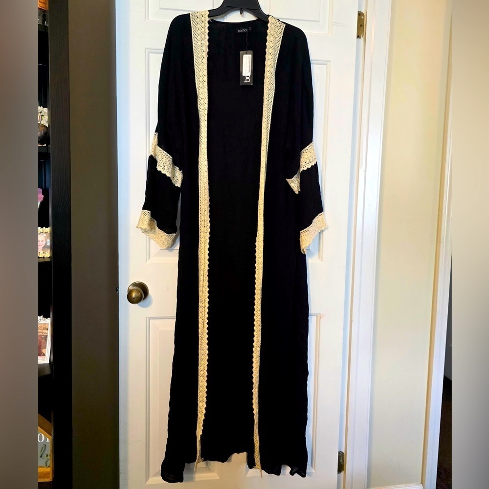 Boohoo Womanβs Maxi Beach Kimono Size Medium NWT Cream Lace Trim